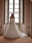 Стильна весільна сукня прикрашена 3D квітами "Valentino"
