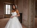 Стильна весільна сукня прикрашена 3D квітами "Valentino"