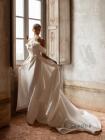 Весільна сукня розшита кришталиками зі знімним шлейфом "Elegant"